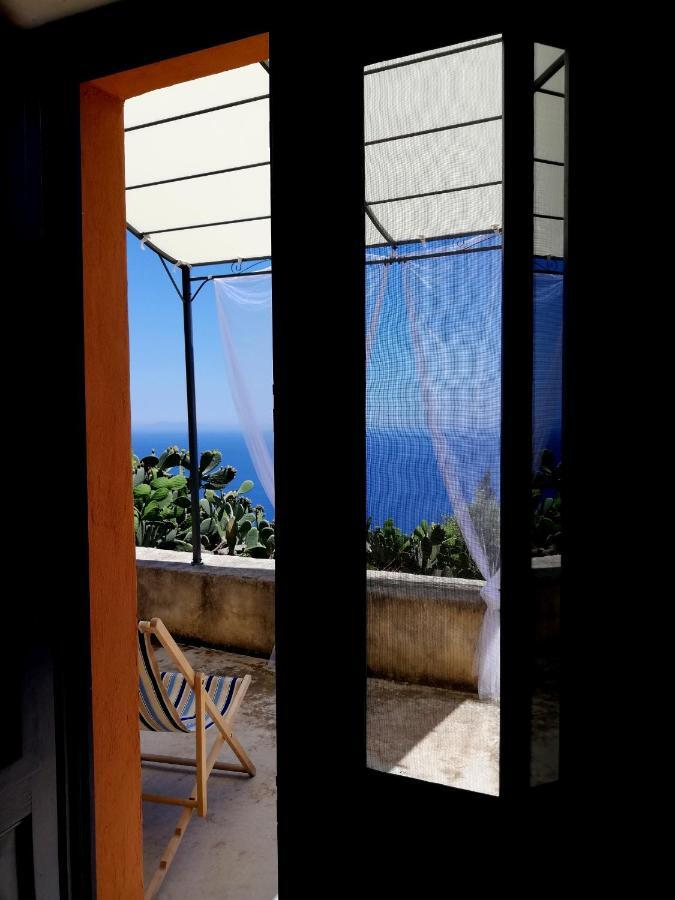 Alicudi Giardino Dei Carrubi- Al Gradino 365 Bed & Breakfast エクステリア 写真